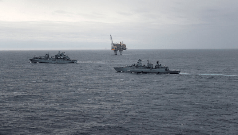 Schiffe der Deutschen Marine auf Patrouille vor Offshore-Einrichtungen. Foto: Bundeswehr